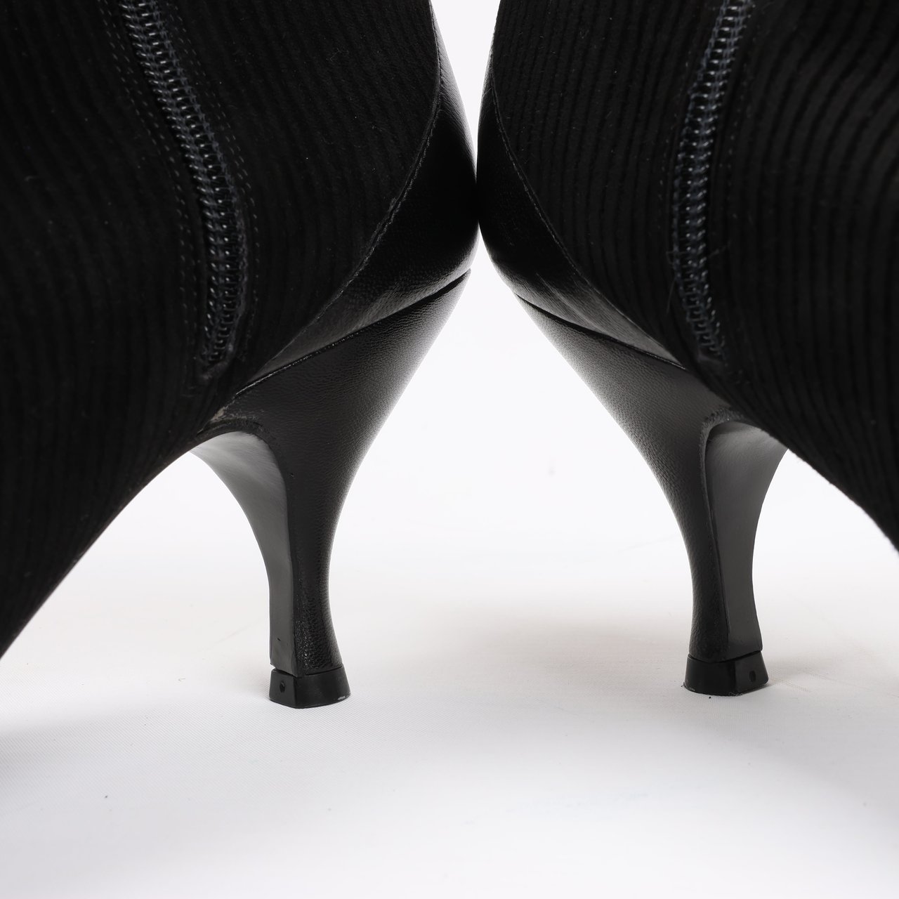 Ferragamo Ferragamo Gancini Leather & Suede Ankle Boots in Black, Size 4.5 US Zwart