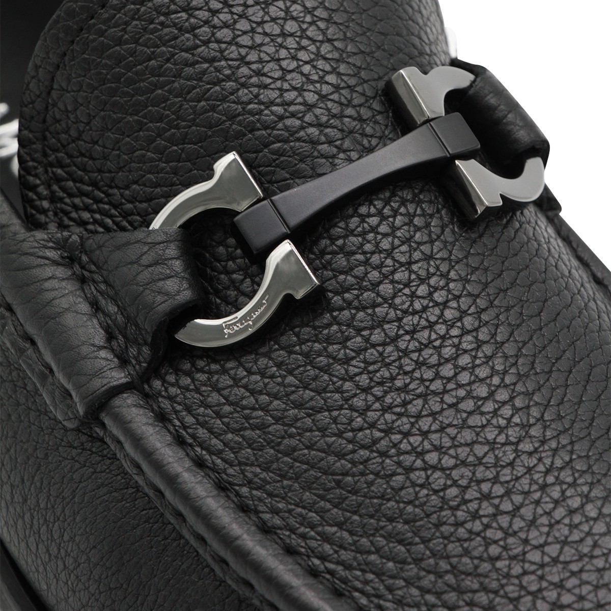 Ferragamo Textured Leather Loafers with Silver-Toned Bit Detail Zwart