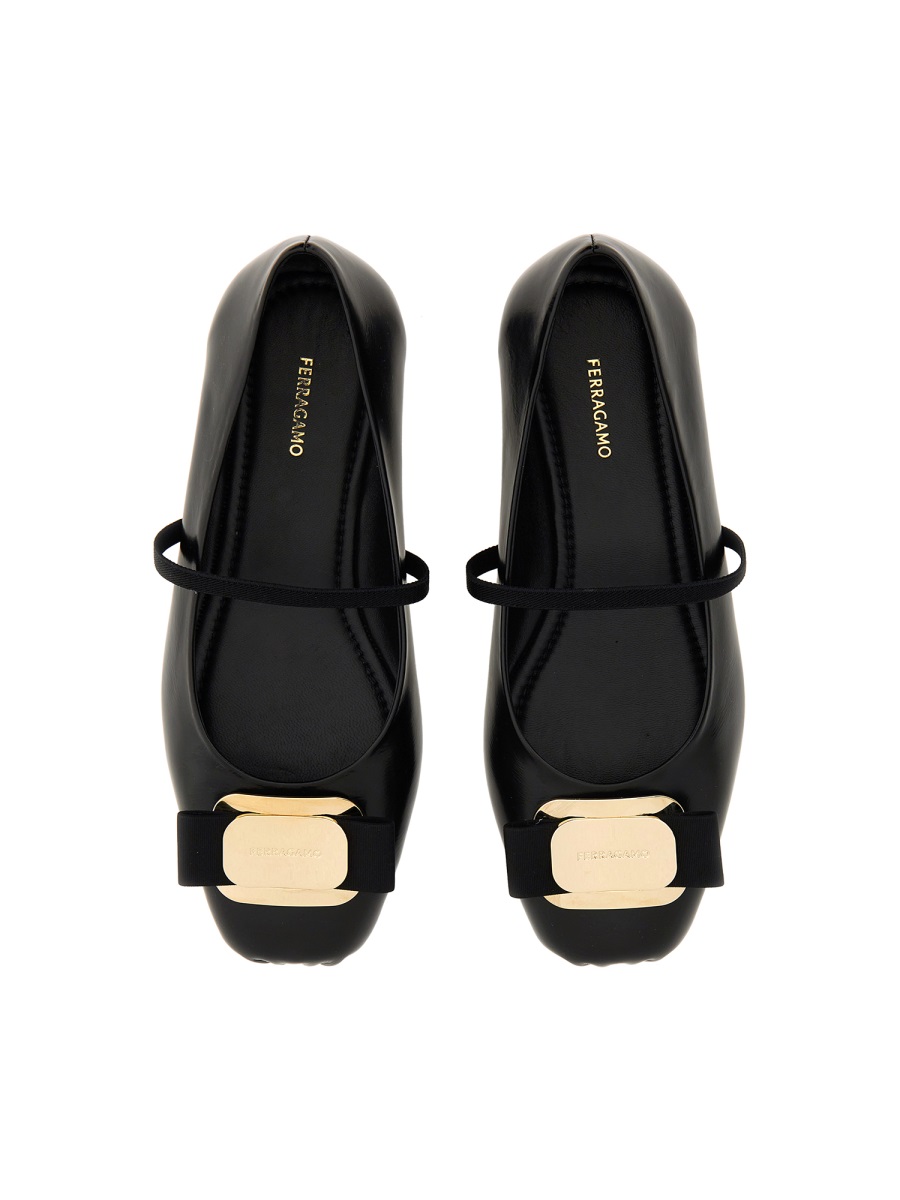 Ferragamo Zina Lamb Leather Pointed Toe Flats Zwart