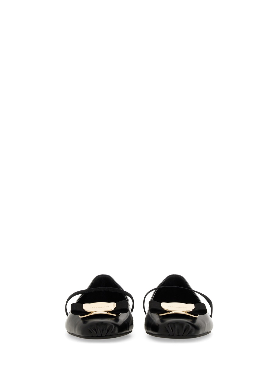 Ferragamo Zina Lamb Leather Pointed Toe Flats Zwart