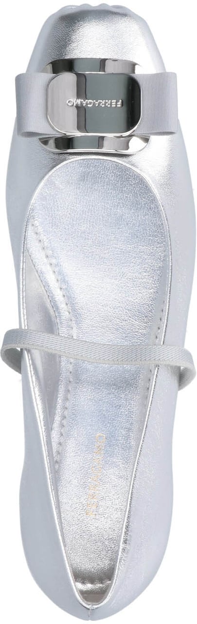Ferragamo Rounded Toe Metallic Silver Flat Shoes Zilver