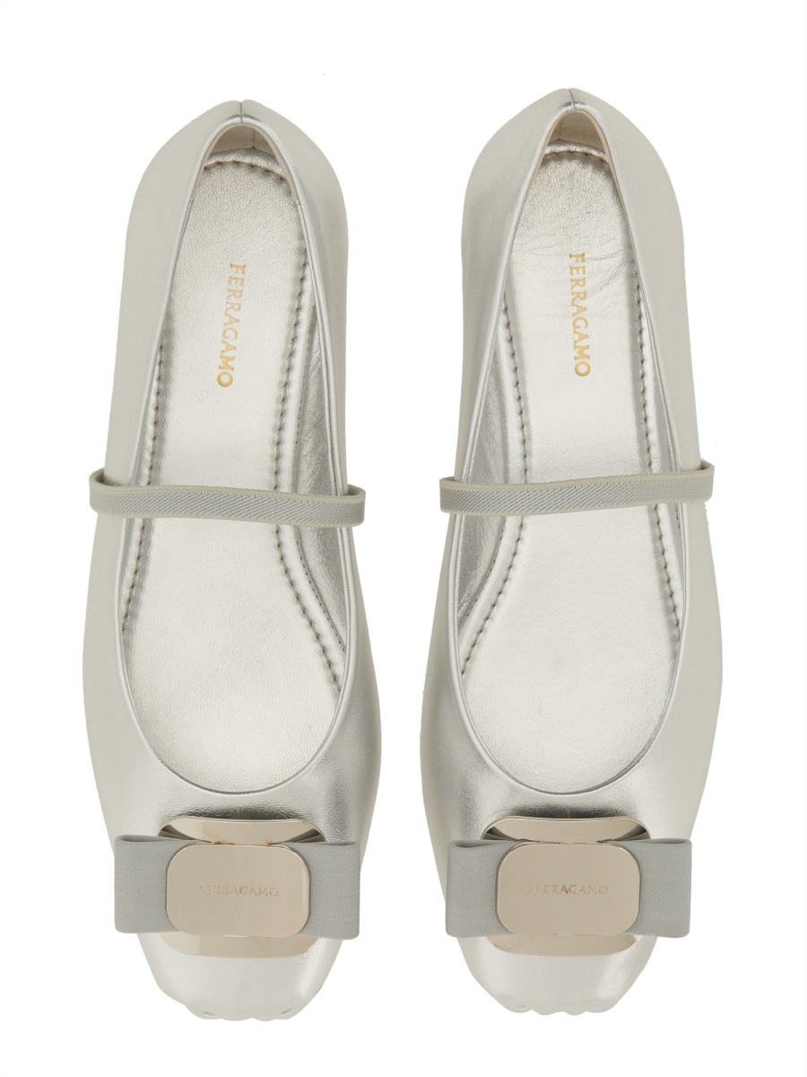 Ferragamo New Vara Lamb Leather Flats Grijs