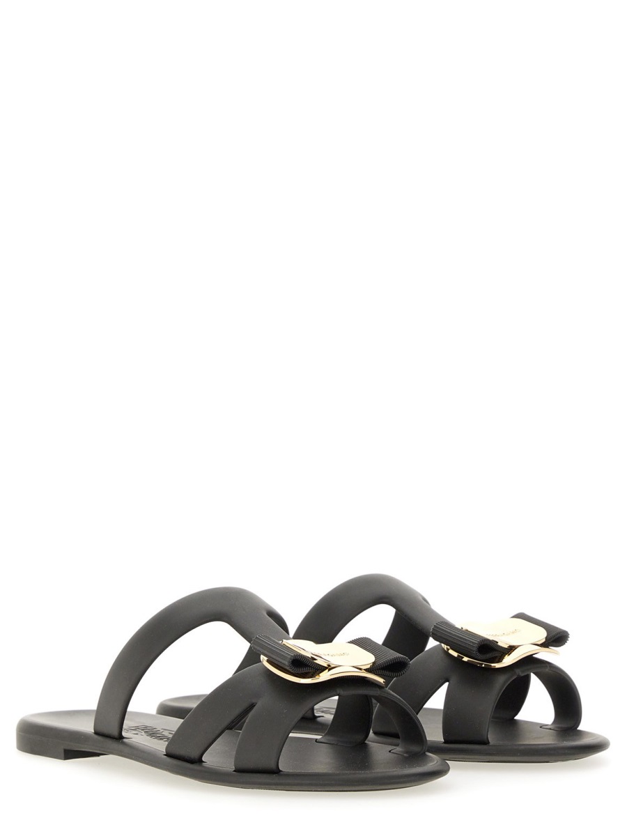 Ferragamo Black New Vara Metallic Accent Bow Sandals Grijs