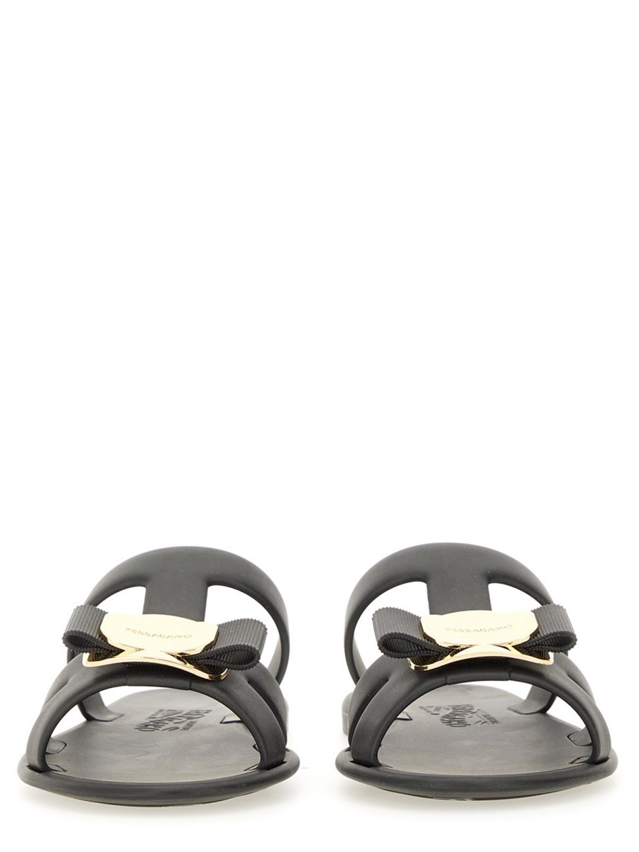 Ferragamo Black New Vara Metallic Accent Bow Sandals Grijs