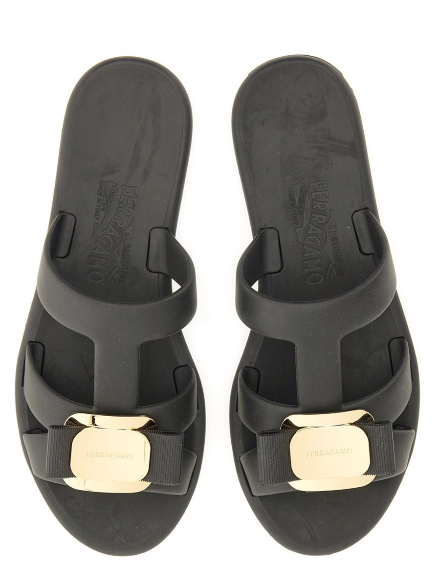 Ferragamo Black New Vara Metallic Accent Bow Sandals Grijs