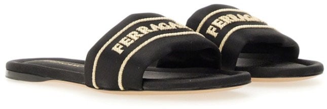 Ferragamo Slide Sandal With Iconic Logo Detail Zwart