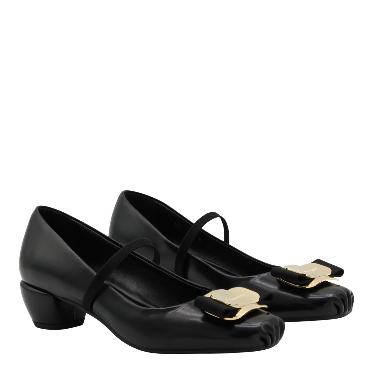 Ferragamo Black Pumps with Gold-tone Buckle Zwart