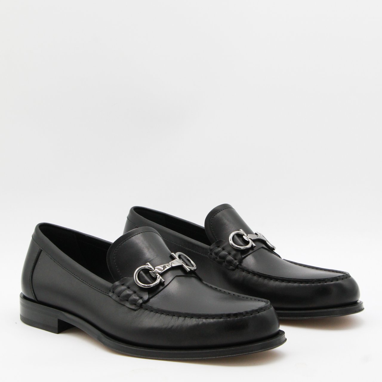 Ferragamo Classic Black Leather Loafers with Silver-Toned Bit Detail Zwart