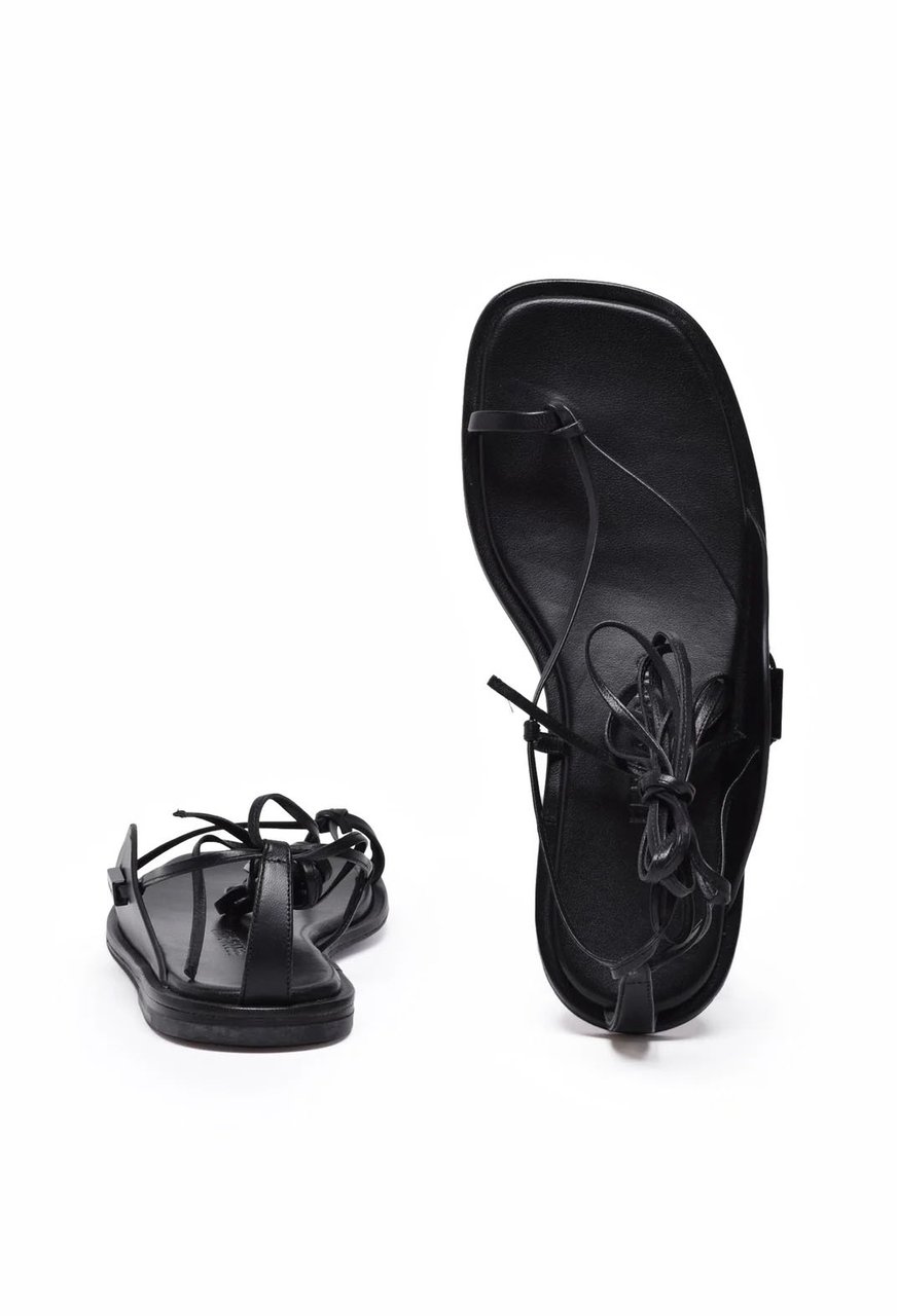 Ferragamo Agena Flip-Flop Sandals - Black Zwart