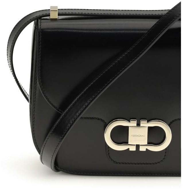 Ferragamo Ferragamo Black Calf Leather Bos Taurus Shoulder Bag Zwart