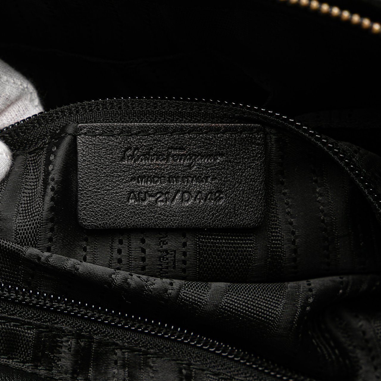 Ferragamo Leather Vara Shoulder Bag Zwart