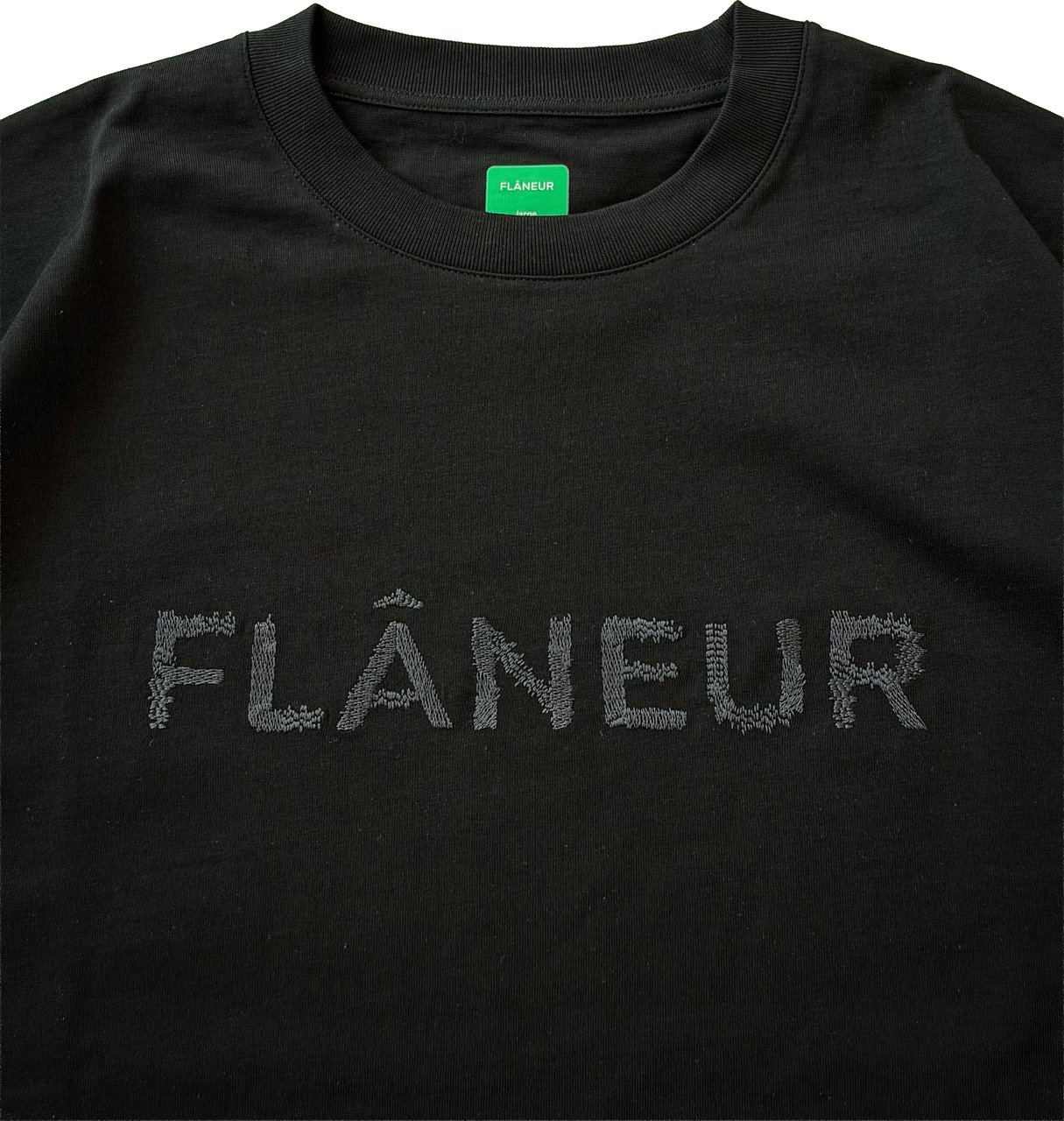 FLÂNEUR Stitched Logo T-Shirt | Black Zwart