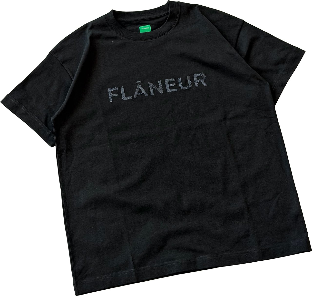 FLÂNEUR Stitched Logo T-Shirt | Black Zwart
