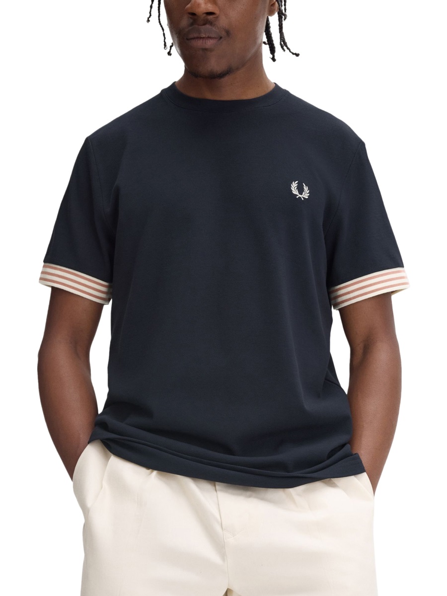 Fred Perry T-SHIRT WITH STRIPED MANIHE BORDER Blauw