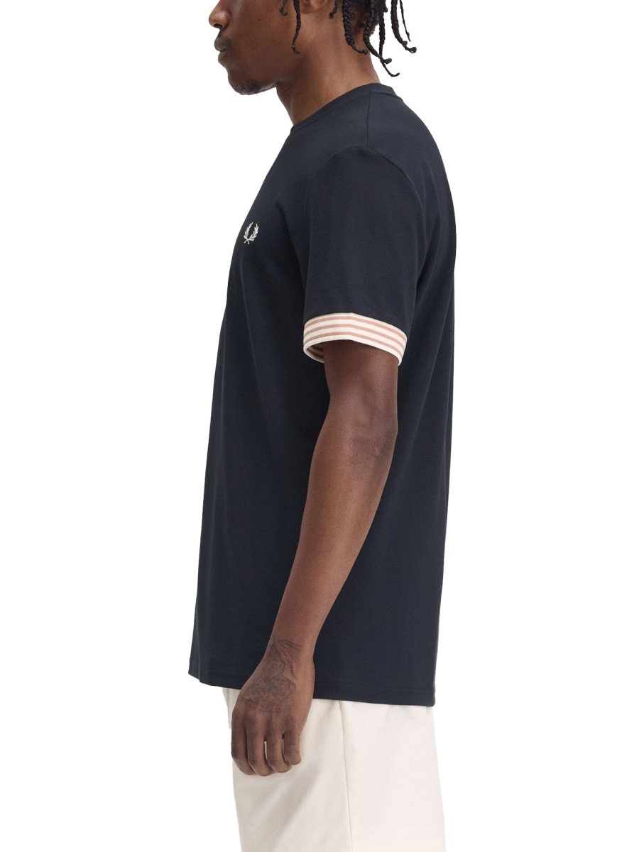 Fred Perry T-SHIRT WITH STRIPED MANIHE BORDER Blauw