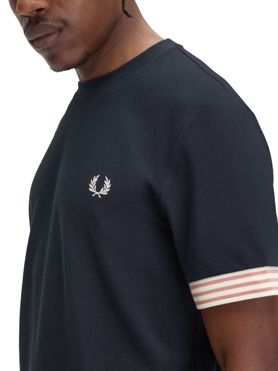 Fred Perry T-SHIRT WITH STRIPED MANIHE BORDER Blauw