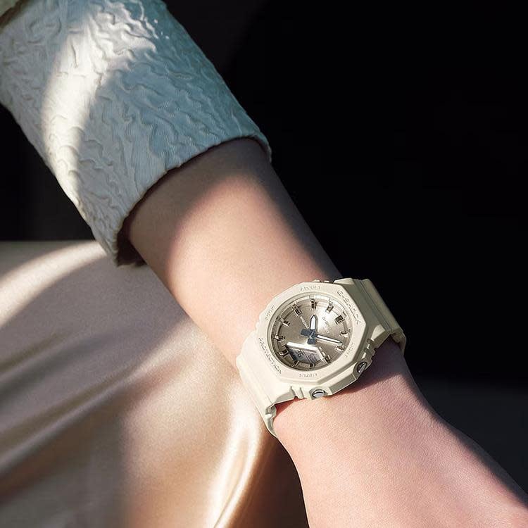 G-Shock G-Shock Horloge GMA-P2100ST-7AER Digitaal Analoog Parelmoer Band met Metallic Wijzerplaat 46mm Waterdichtheid 200 Meter Wit