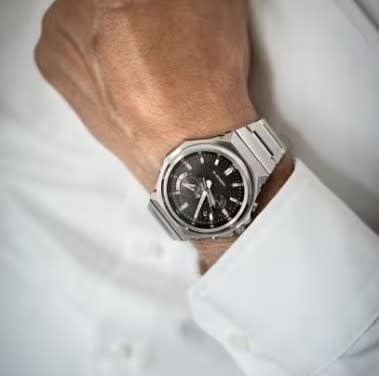 G-Shock Casio G-Shock Horloge GST-B1000D-1AER Staal Solar Bluetooth 200m Waterdicht met Zwarte Wijzerplaat 44mm Zilver