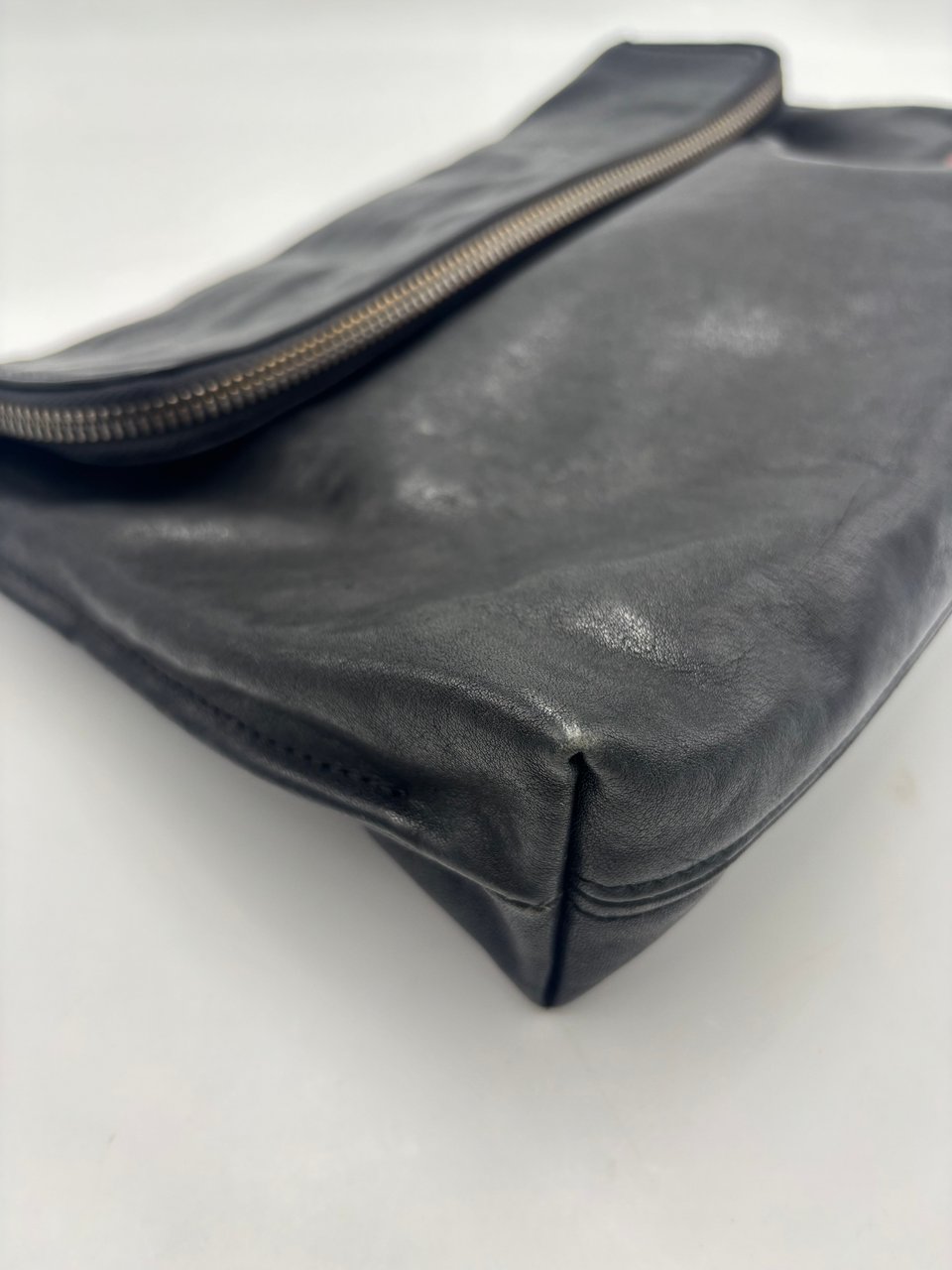 Giorgio Armani Giorgio Armani Sac bandoulière en cuir leather moyen Zwart