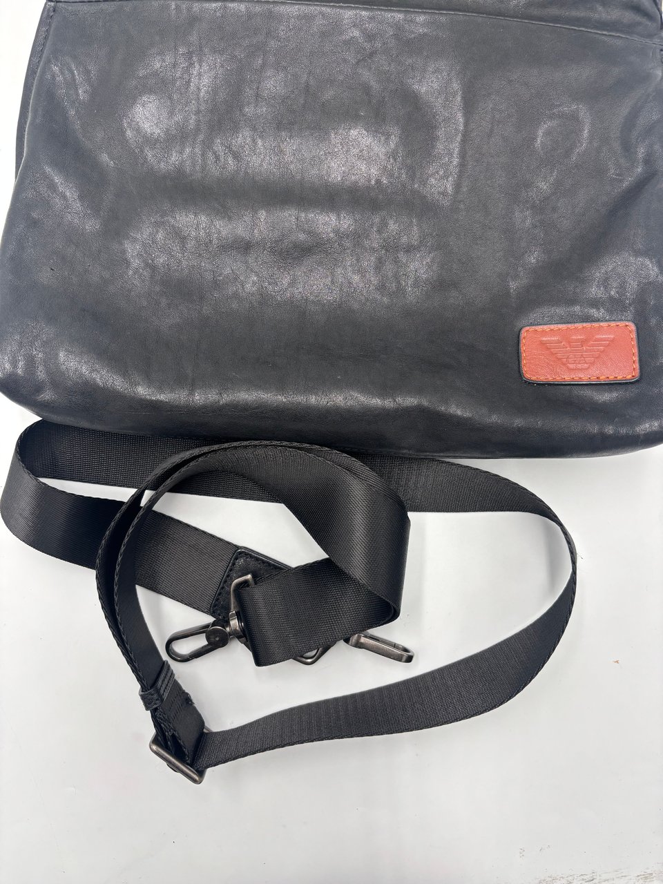 Giorgio Armani Giorgio Armani Sac bandoulière en cuir leather moyen Zwart