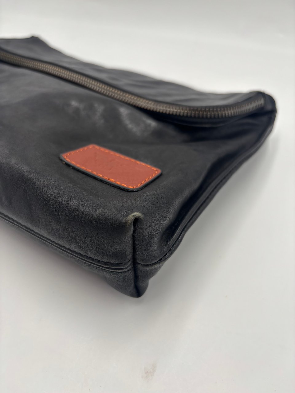 Giorgio Armani Giorgio Armani Sac bandoulière en cuir leather moyen Zwart