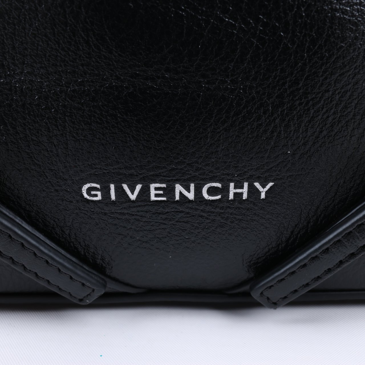 Givenchy Givenchy Voyeux Leather 2Way Shoulder Bag in Black Zwart