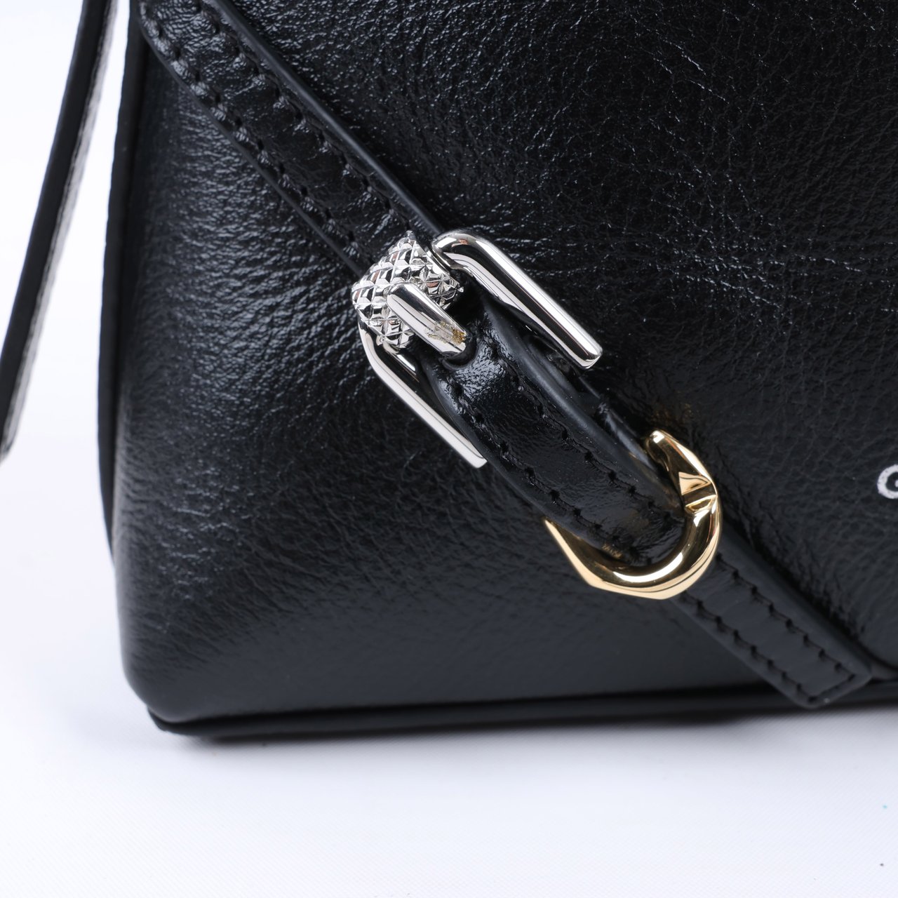 Givenchy Givenchy Voyeux Leather 2Way Shoulder Bag in Black Zwart