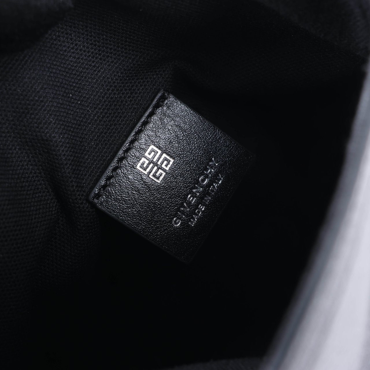 Givenchy Givenchy Voyeux Leather 2Way Shoulder Bag in Black Zwart