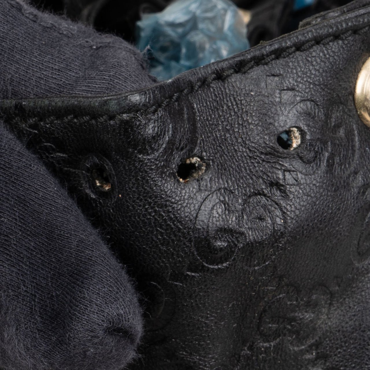 Gucci Gucci Guccissima Leather Studded Pelham Handbag Zwart