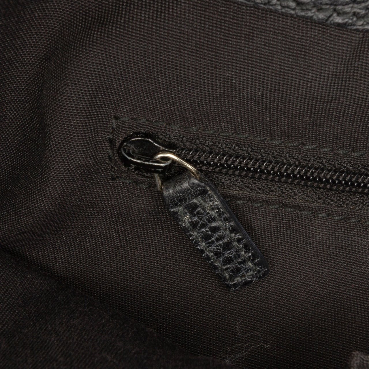 Gucci Medium GG Denim Charm Tote Grijs