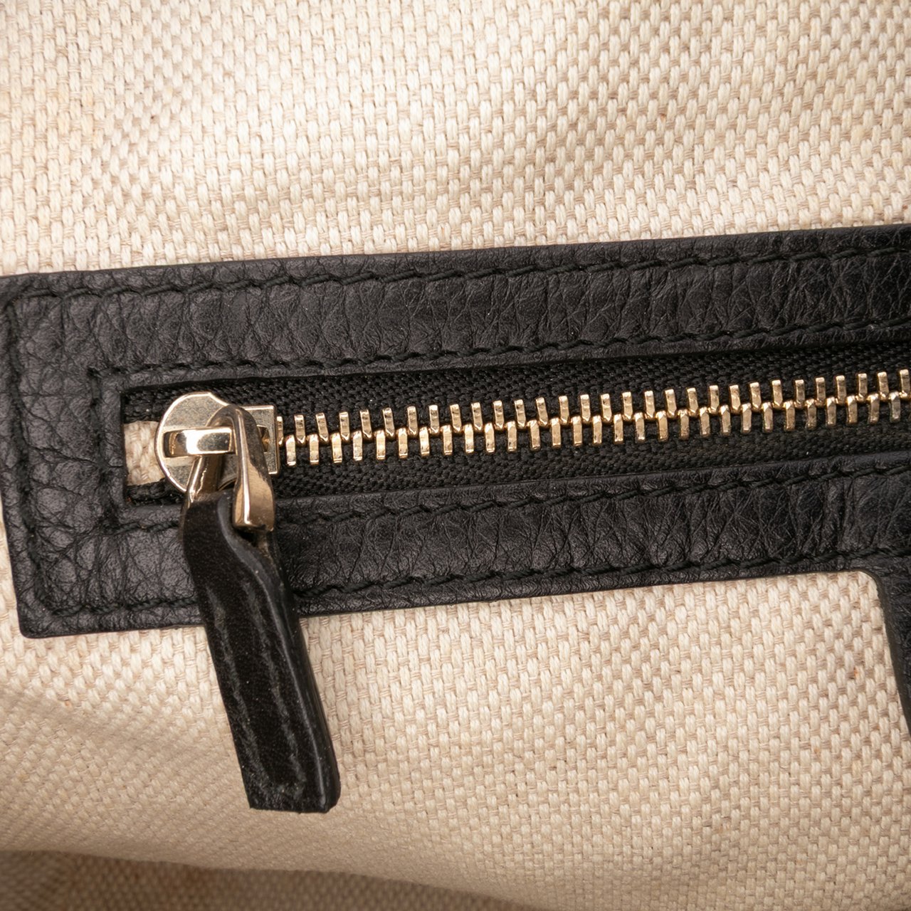 Gucci Small Leather Soho Satchel Zwart