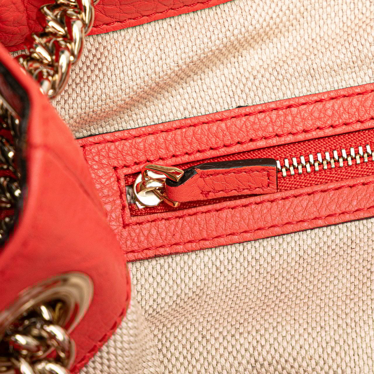 Gucci Medium Leather Soho Chain Tote Roze