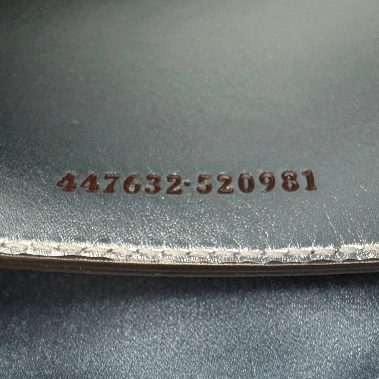 Gucci Gucci Kleine GG Marmont Schultertasche Metallicblau Fullset / neuwertig Blauw