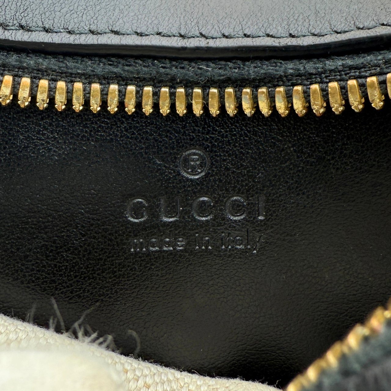 Gucci Gucci GG Marmont Half Moon Mini Bag Schwarz / sehr gut Zwart