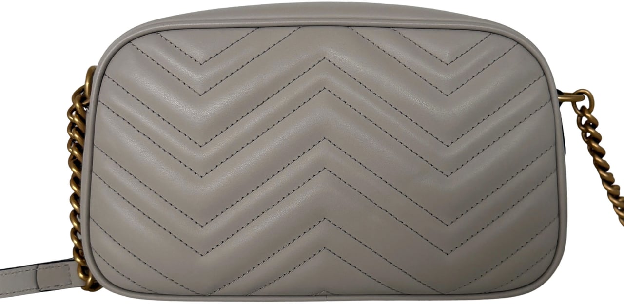 Gucci Gucci GG Marmont Camerabag klein hellgrau Leder / neuwertig Grijs