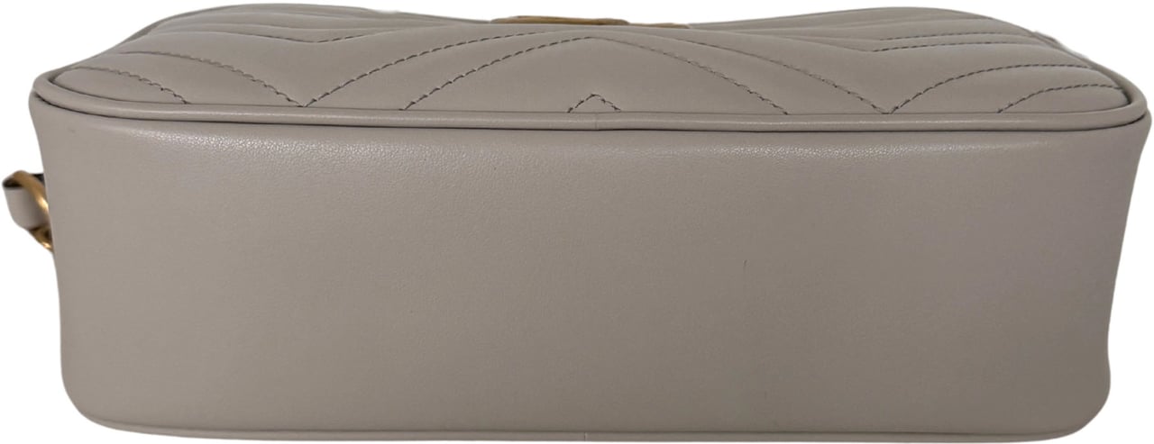 Gucci Gucci GG Marmont Camerabag klein hellgrau Leder / neuwertig Grijs