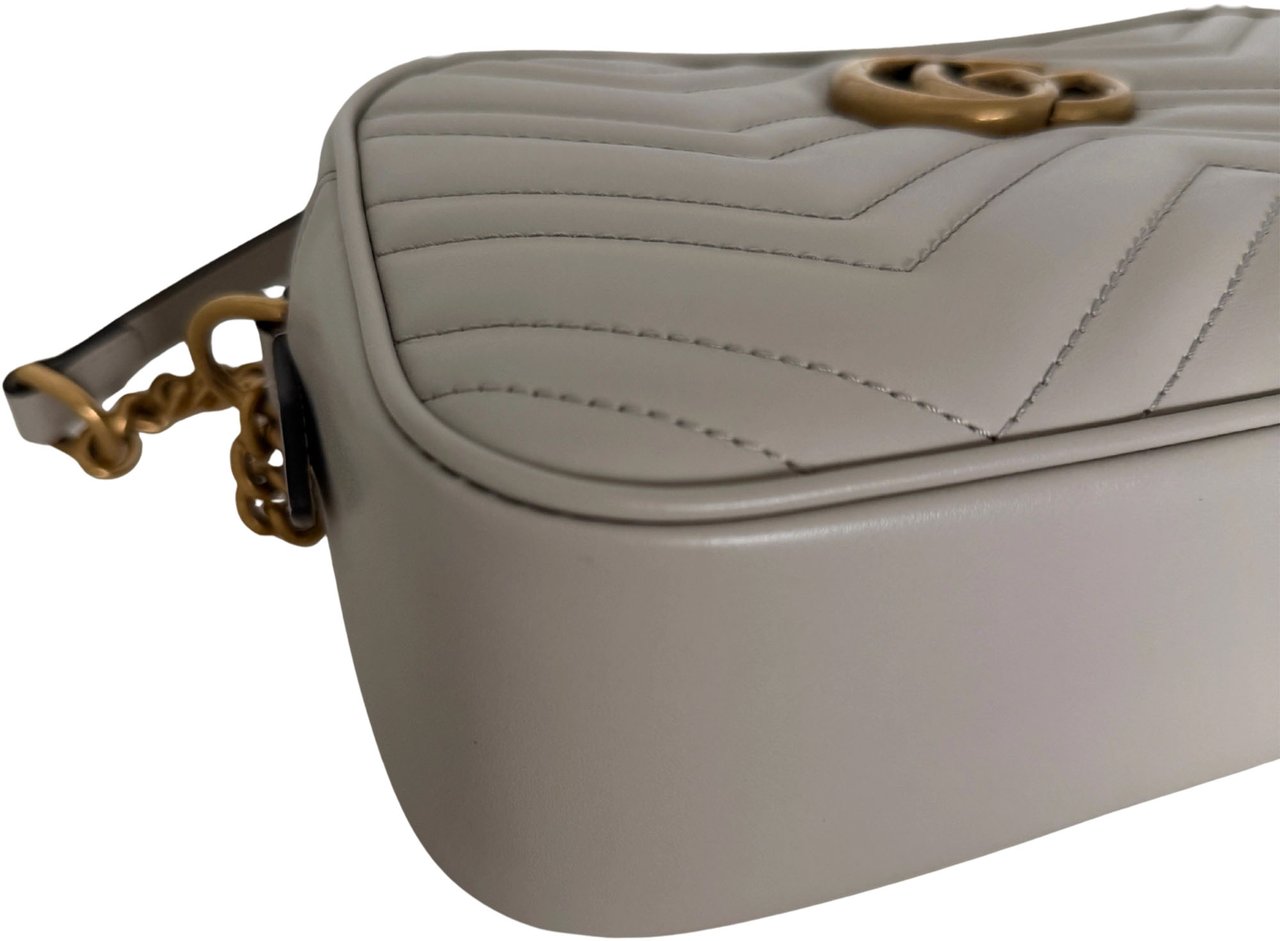 Gucci Gucci GG Marmont Camerabag klein hellgrau Leder / neuwertig Grijs