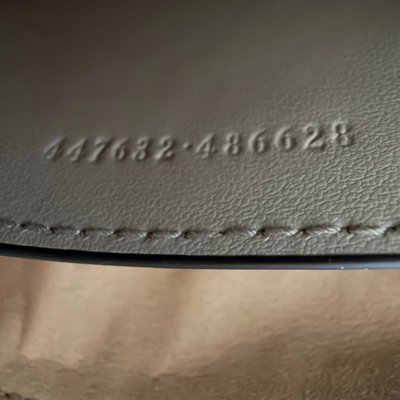Gucci Gucci GG Marmont Camerabag klein hellgrau Leder / neuwertig Grijs
