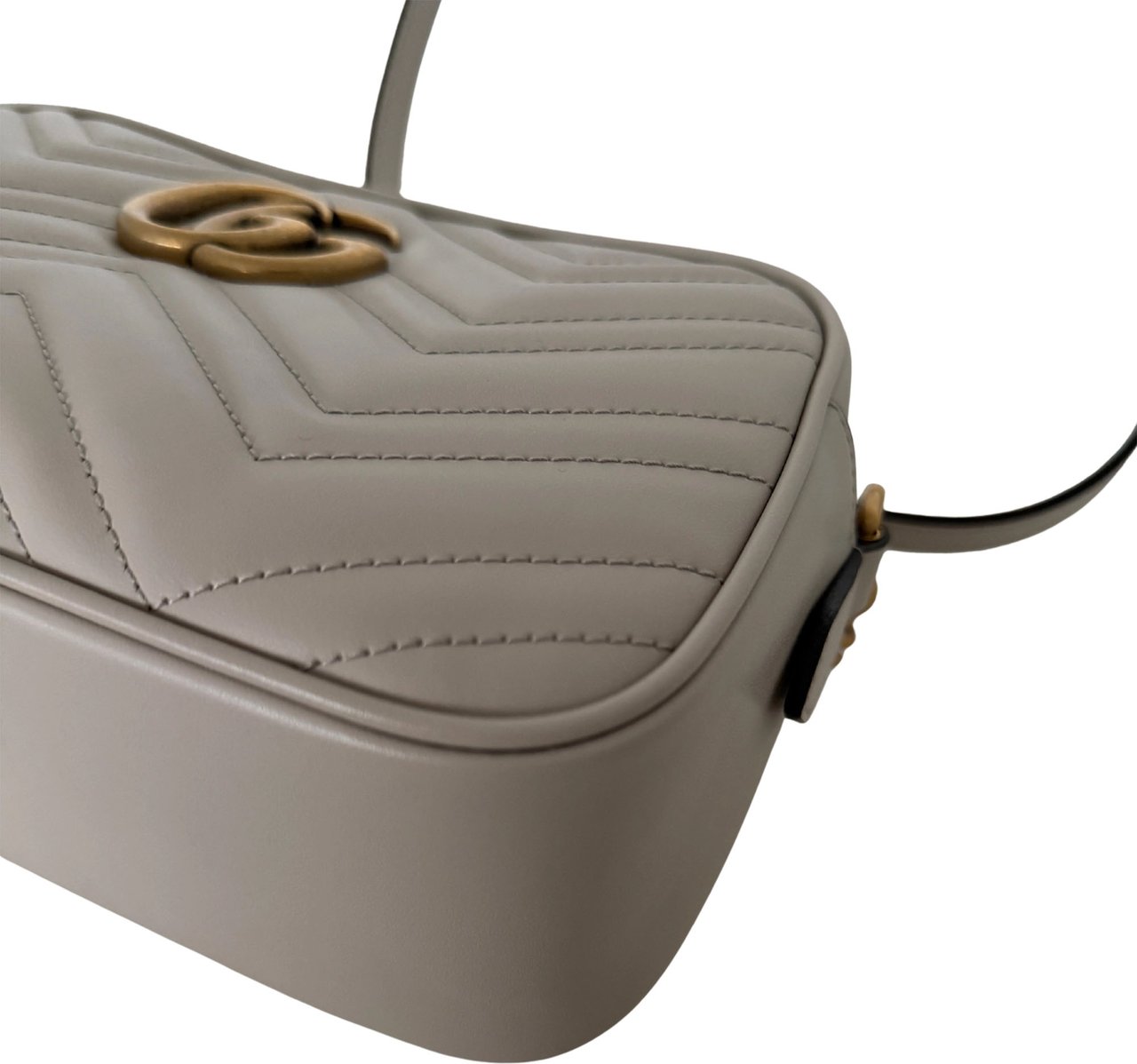 Gucci Gucci GG Marmont Camerabag klein hellgrau Leder / neuwertig Grijs