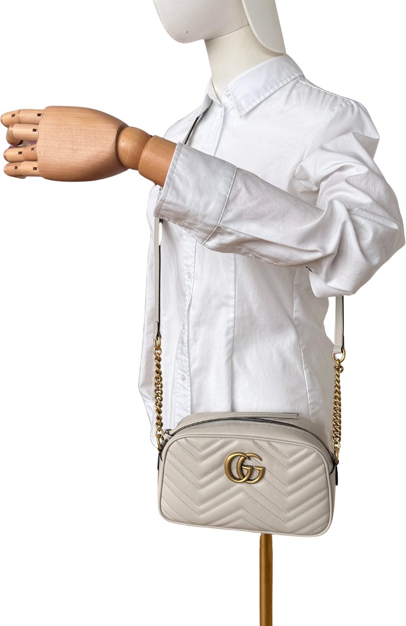 Gucci Gucci GG Marmont Camerabag klein hellgrau Leder / neuwertig Grijs
