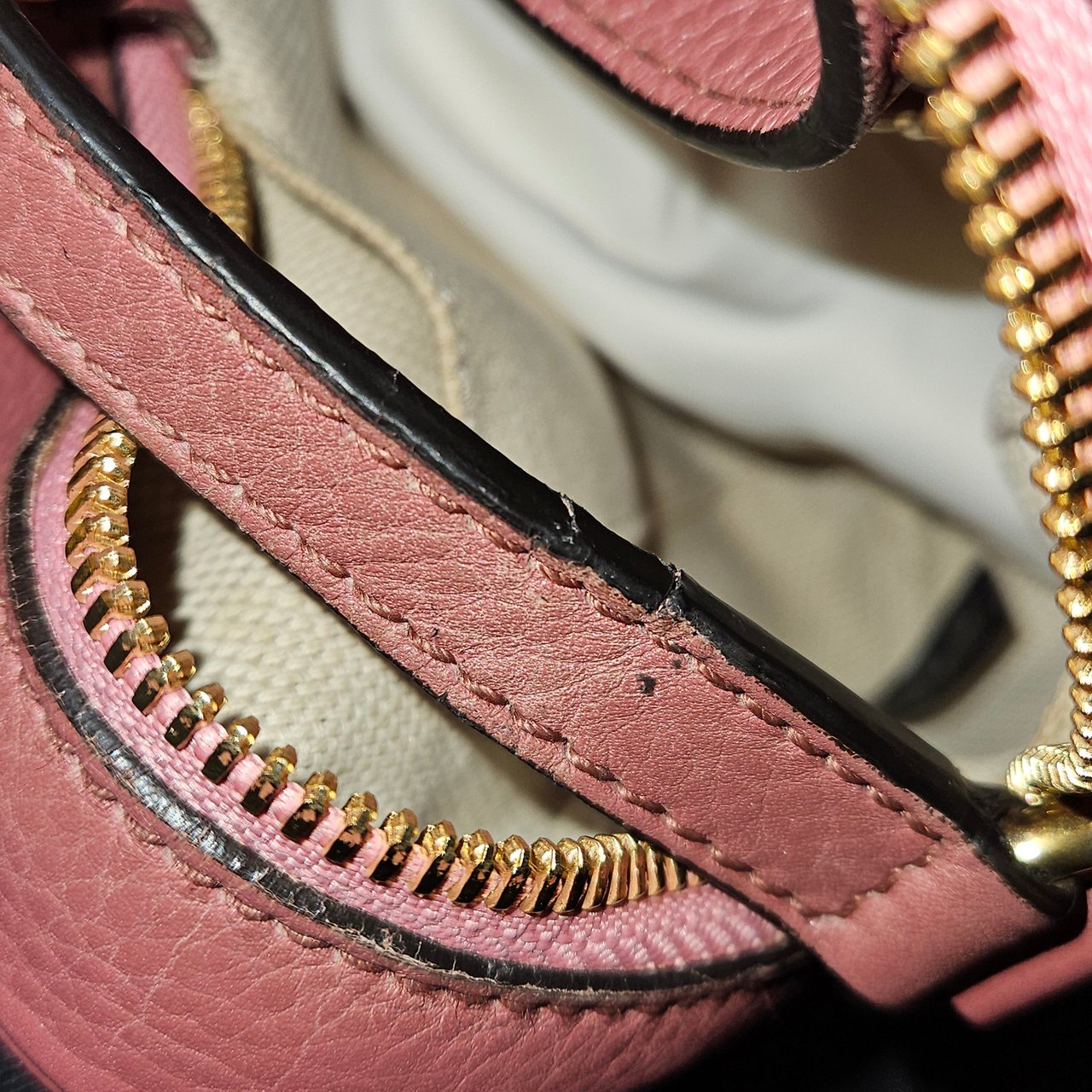 Gucci Gucci Pink Leather GG Soho Crossbody Bag Roze