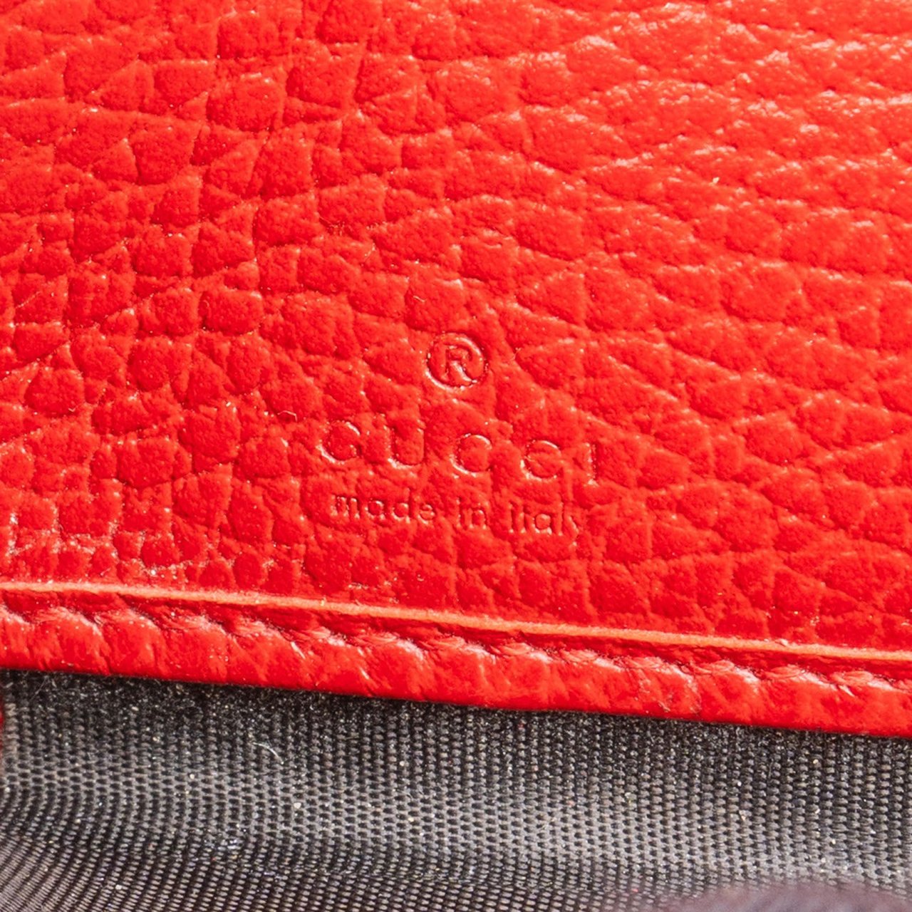 Gucci Grained Leather GG Marmont Zip Around Wallet Rood