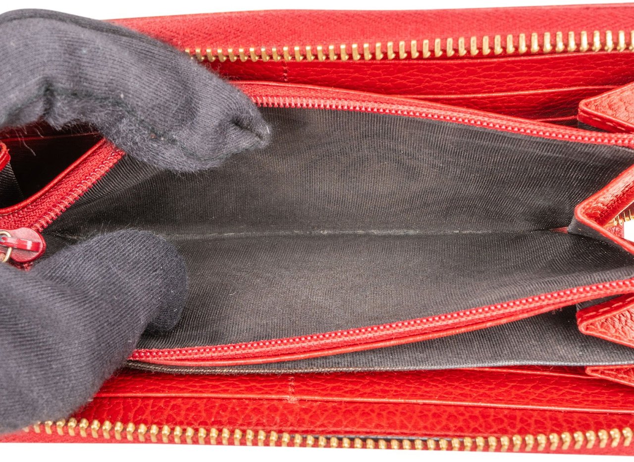 Gucci Grained Leather GG Marmont Zip Around Wallet Rood
