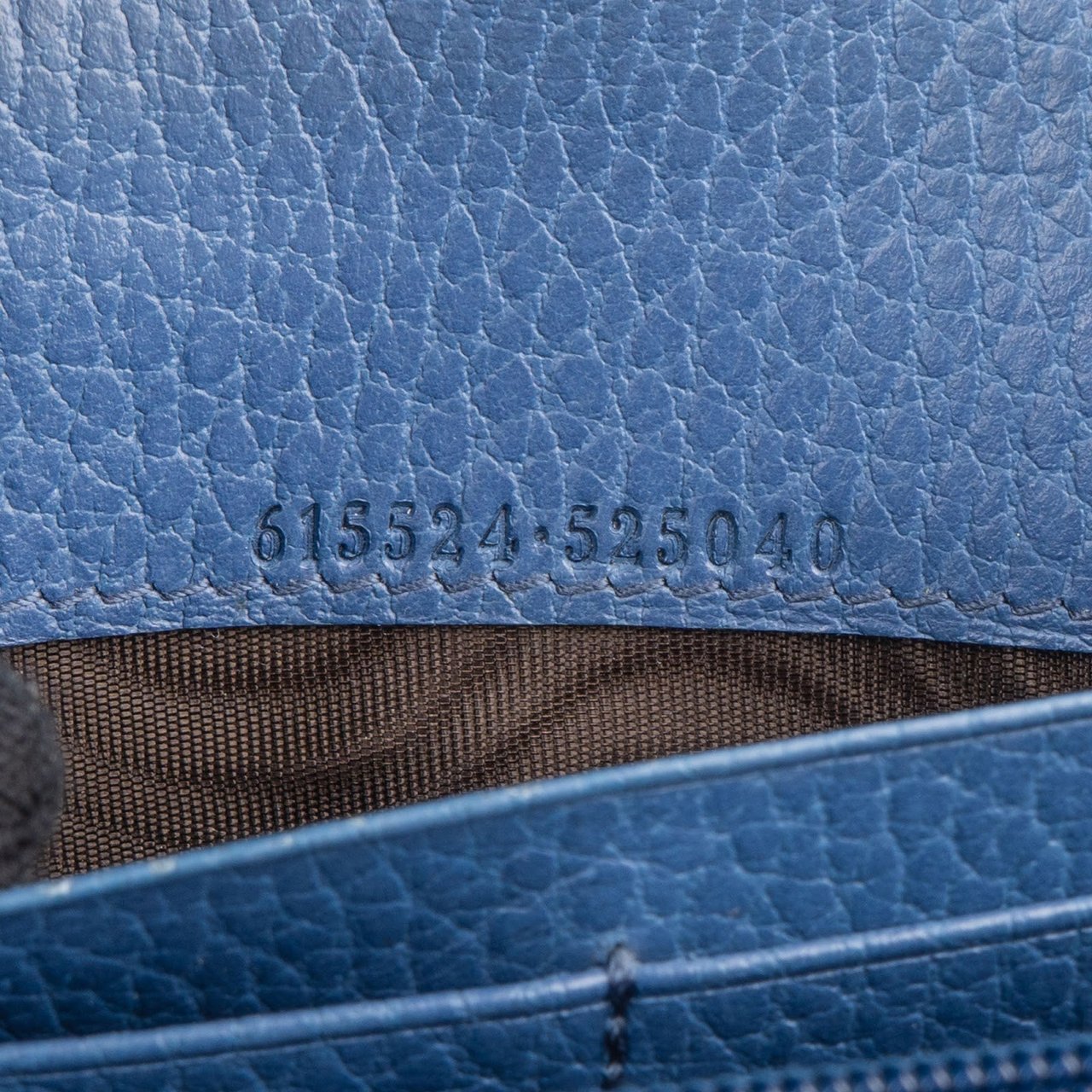 Gucci Pebbled Leather Interlocking GG Continental Wallet Blauw