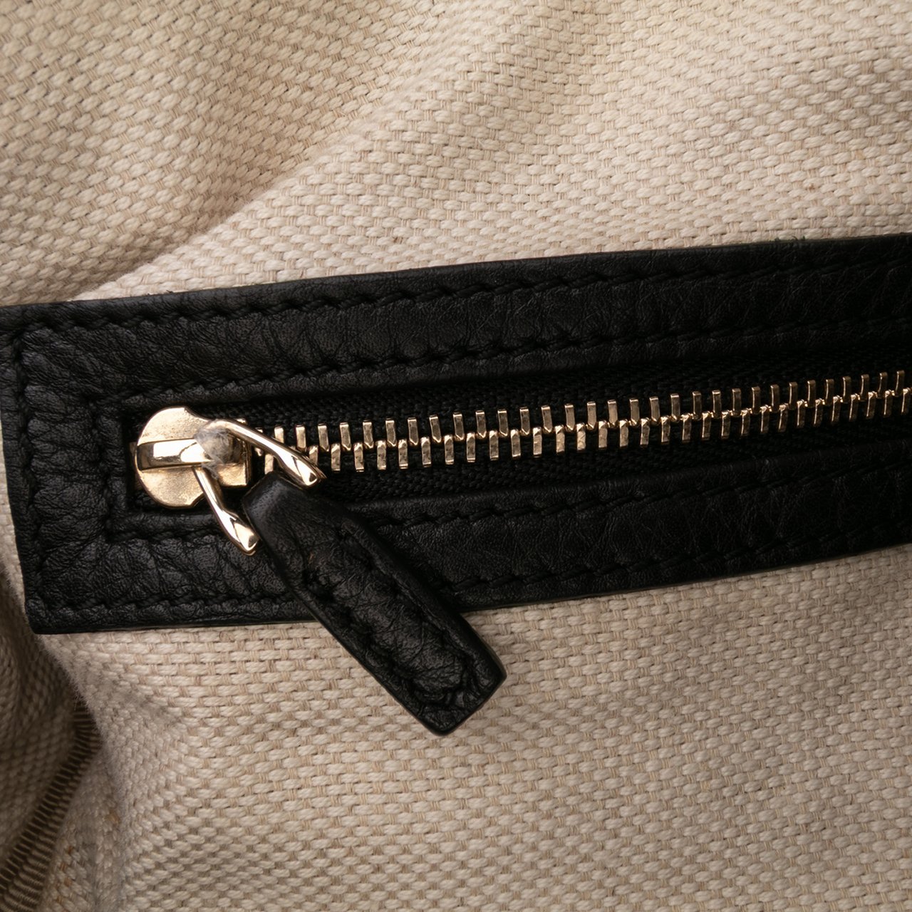 Gucci Medium Pebbled Calfskin Soho Boston Bag Zwart