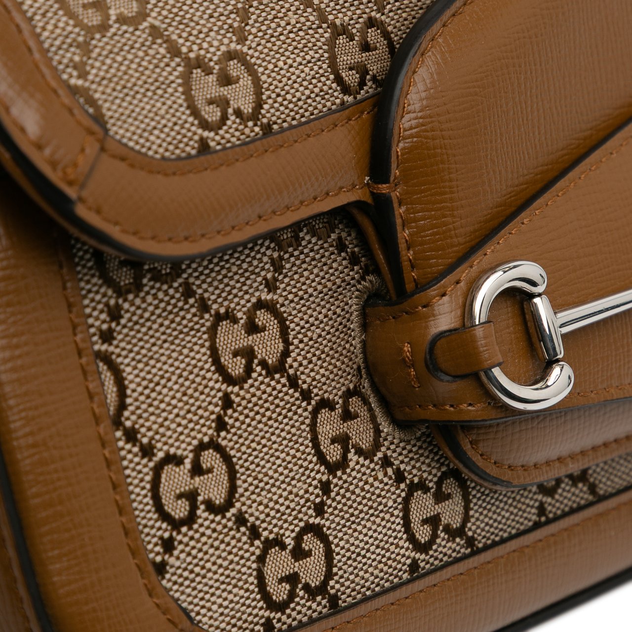 Gucci GG Canvas Asymmetric Horsebit 1955 Shoulder Bag Bruin