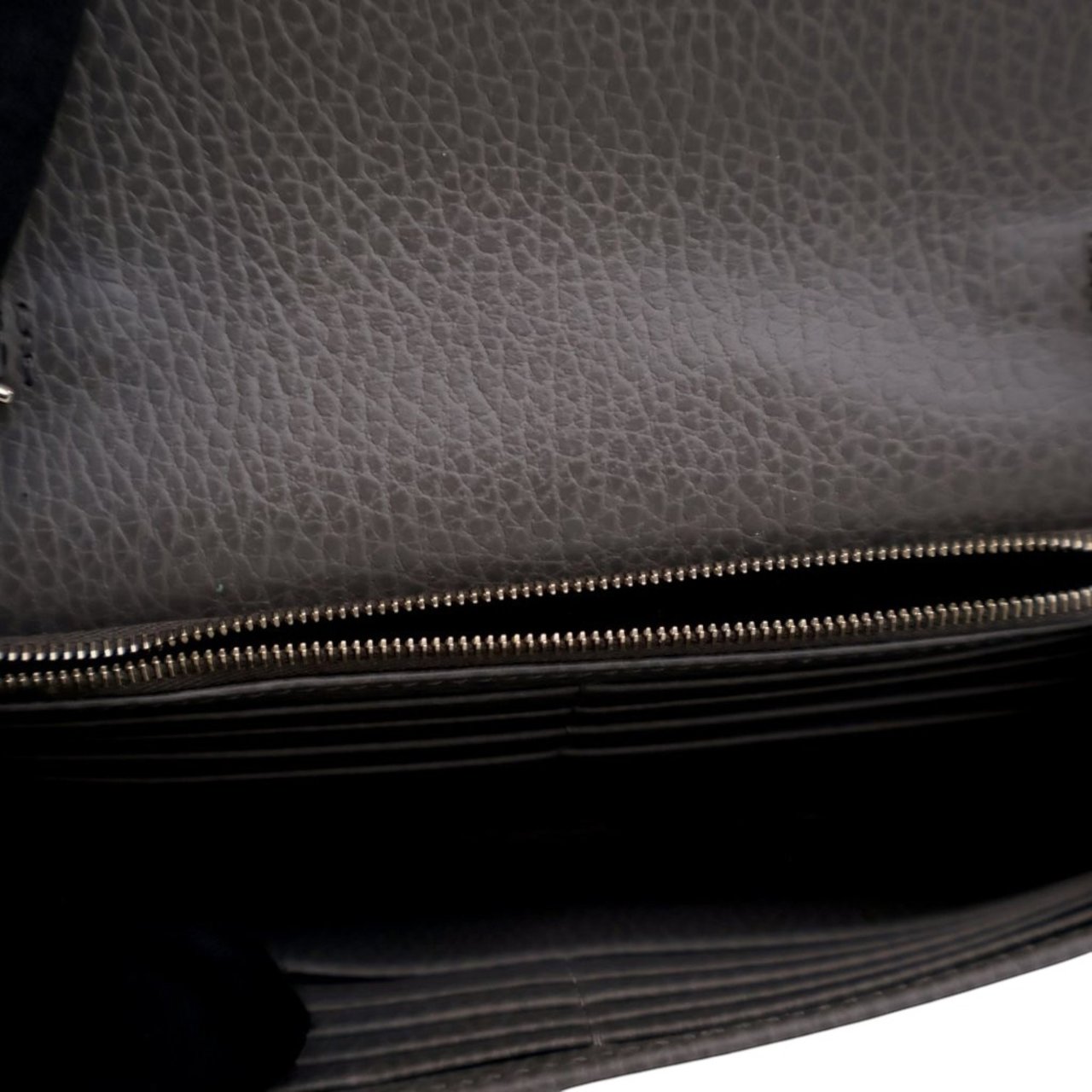 Gucci Leather Interlocking G Dollar Wallet on Chain Grijs