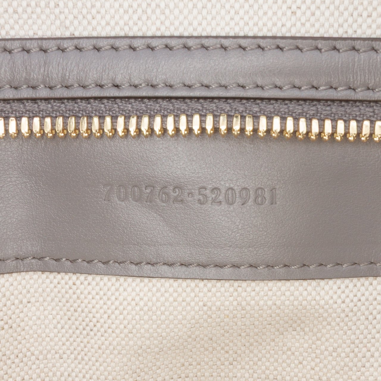 Gucci Medium GG Matelasse Leather Duffle Bag Grijs