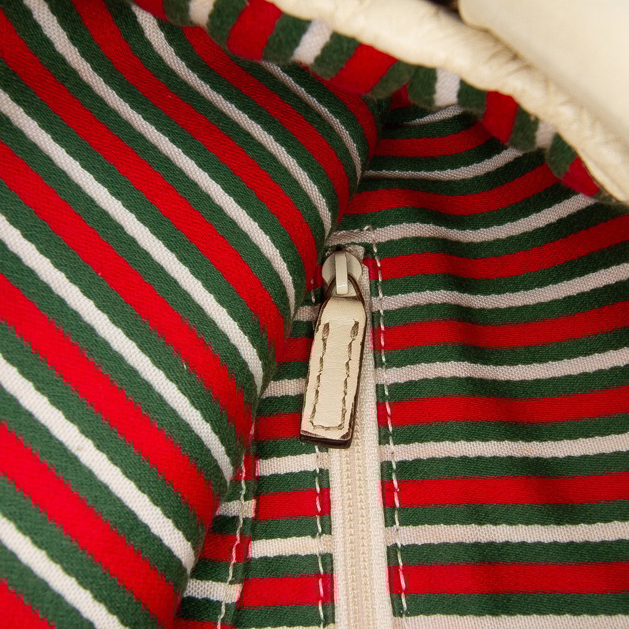 Gucci GG Canvas New Britt Hobo Bruin