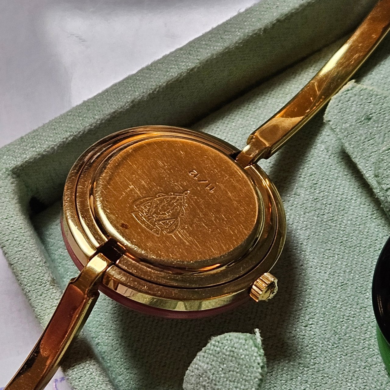 Gucci Gucci Gold Tone Multicolor Change Bezel Women Watch Goud